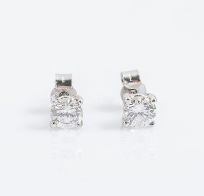 null Paire de puces d’oreilles en platine (950 millièmes) chacune sertie d’un diamant...