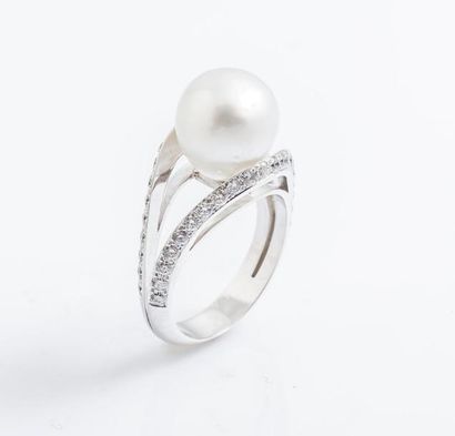 null Bague en or gris 18 carats (750 millièmes) sertie d’une perle irrégulière de...