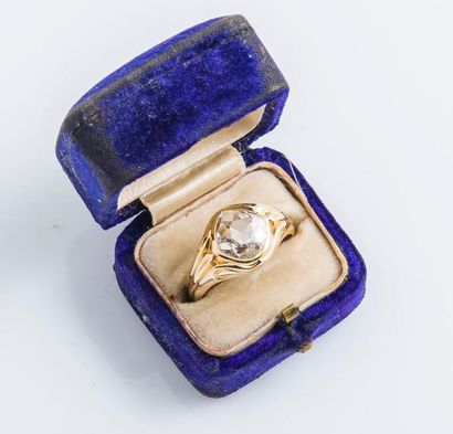 null Bague de forme chevalière en or jaune 14 carats (585 millièmes), l’anneau gravé...