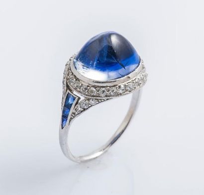 null Bague dôme en platine (950 millièmes) sertie d’un cabochon de saphir de Ceylan...