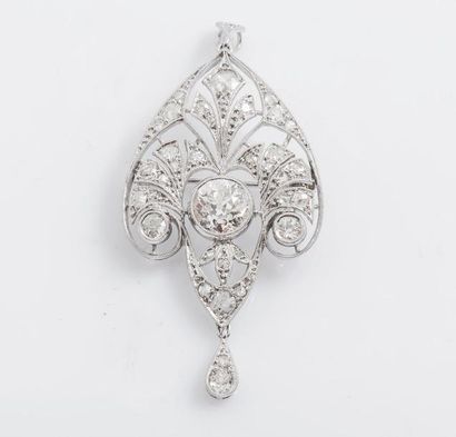 null Broche pendentif fleuron en platine (950 millièmes) sertie d’un diamant de taille...