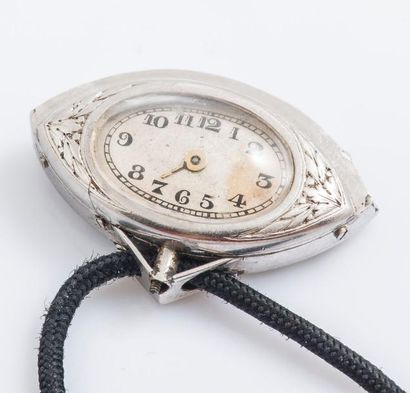 null Pendentif-montre en platine (950 millièmes) comprenant un cordon et un pendentif...