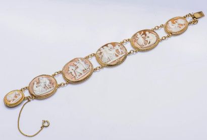 null Bracelet en vermeil (925 millièmes) formé de médaillons ovales, orné de cinq...