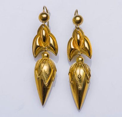 null Paire de pendants d’oreilles en or jaune 18 carats (750 millièmes) à décor ciselé...