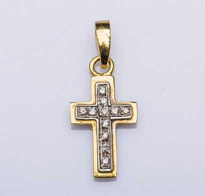 null Pendentif croix en or jaune et or gris 18 carats (750 millièmes) serti de petits...