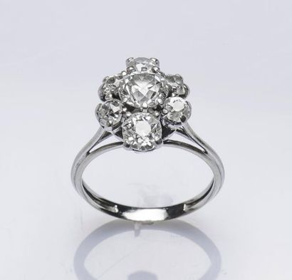 null Bague fleur en or gris 18 carats (750 millièmes) et platine (950 millièmes)...