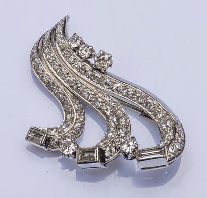 null Broche volute en or gris 18 carats (750 millièmes) sertie de lignes de diamants...