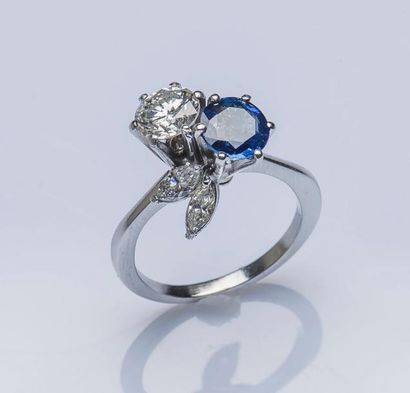 null Bague toi et moi en platine (950 millièmes) sertie d’un diamant taillé en brillant...