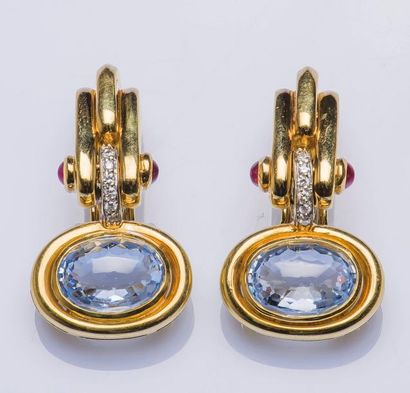 null Paire de pendants d’oreilles en or jaune et or gris 18 carats (750 millièmes)...