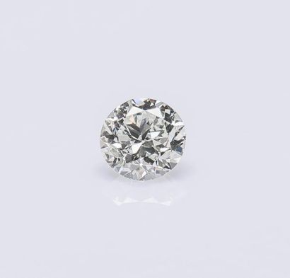 null Un diamant sur papier taillé en brillant, pesant 1,03 carat, de couleur K et...