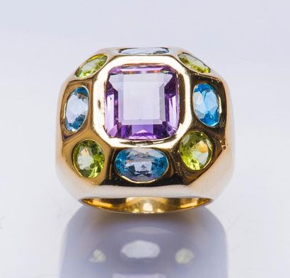 null Importante bague de forme chevalière en or jaune 18 carats (750 millièmes) sertie...