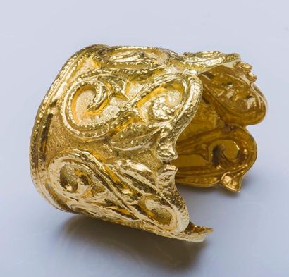 ZOLOTAS Large bracelet machette ouvert en feuille d’or jaune 18 carats (750 millièmes)...