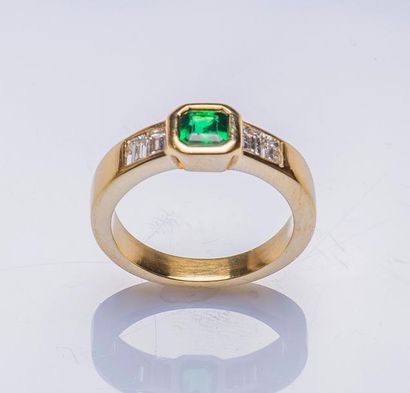 null Bague en or jaune 18 carats (750 millièmes) sertie d’une émeraude carrée en...