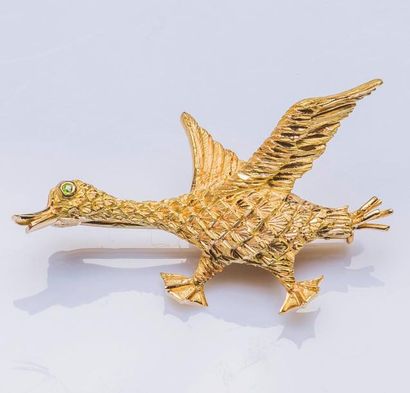 null Broche canard en or jaune 18 carats (750 millièmes) figurant un canard en vol...