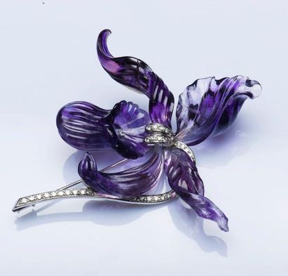 HÜLSE Importante broche iris en or gris 18 carats (750 millièmes), les pétales en...