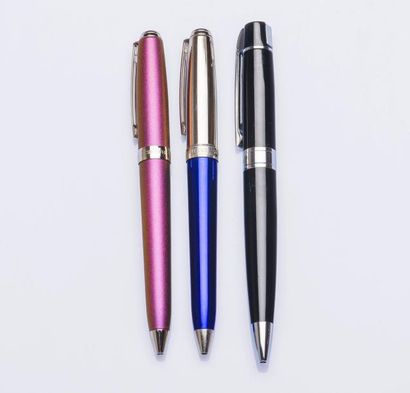 SCHEAFFER Trois stylos à billes, en métal et résine bleue, rose, et noire.