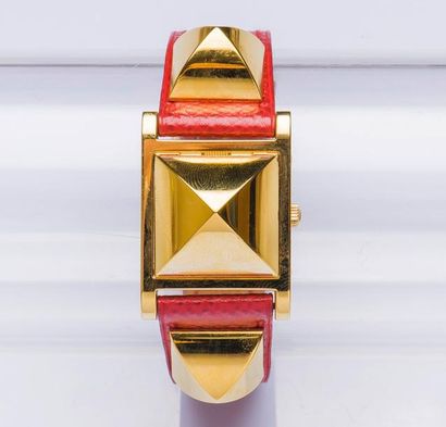 HERMES Montre modèle «Médor» en métal plaqué or jaune, boîtier rectangulaire à fond...