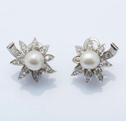 null Paire de boucles d’oreilles fleurs en platine (950 millièmes) et or 18 carats...