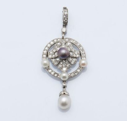 CARTIER Paris vers 1910 Pendentif en platine (950 millièmes) de forme ronde orné...