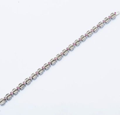 null Bracelet articulé en or gris 18 carats (750 millièmes) serti de petits diamants...