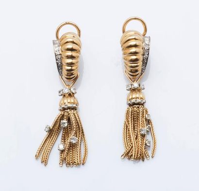 null Paire de pendants d’oreilles en or jaune 18 carats (750 millièmes) formés d’un...