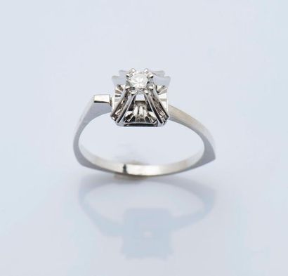 null Bague solitaire en or gris 18 carats (750 millièmes), l’anneau asymétrique serti...