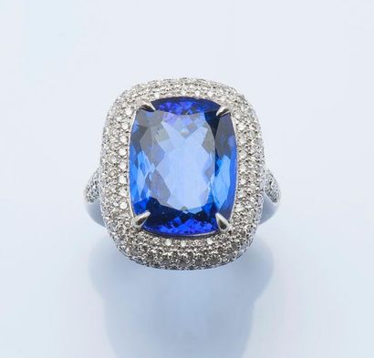 null Bague en or gris 18 carats (750 millièmes) sertie d’une importante tanzanite...