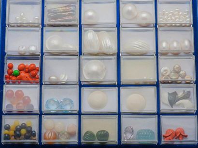 null Coffret comprenant 25 boites de perles de pierres de couleur et de perles de...