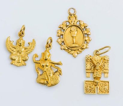 null Lot de quatre pendentifs, un en or jaune 18 carats (750 millièmes), un en or...