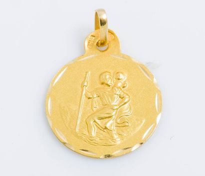null Médaille de bâptème en or jaune 18 carats (750 millièmes) figurant Saint Christophe...