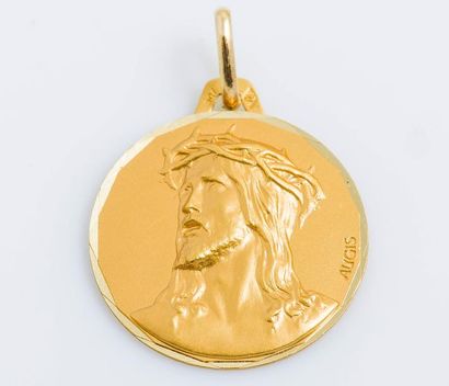 null Médaille en or jaune 18 carats (750 millièmes) représentant le Christ portant...