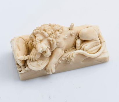null Petite sculpture en ivoire représentant le lion de Lucerne. Inspirée de la sculpture...