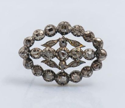 null Broche de forme ovale et ajourée en argent (925 millièmes) sertie de diamants...