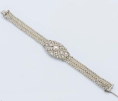 null Bracelet ruban en platine (950 millièmes) composé de cinq rangs de petites perles...