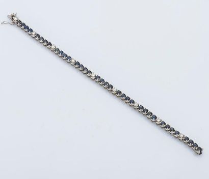 null Bracelet ligne en or gris 18 carats (750 millièmes) serti de neuf diamants taillés...