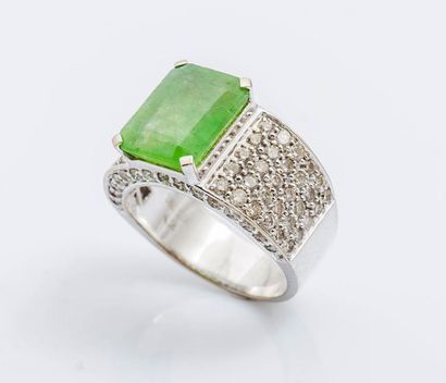 null Bague bandeau en or gris 18 carats (750 millièmes) sertie d’une chrysoprase...