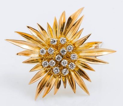 null Broche fleur en or jaune 18 carats (750 millièmes), le pistil serti de diamants...
