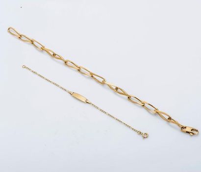 null Lot comprenant :

Un bracelet en or jaune 18 carats (750 millièmes) formé d’une...