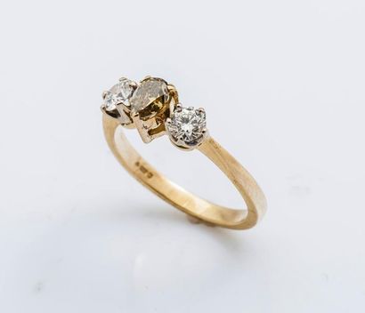 null Bague en or jaune 18 carats (750 millièmes) sertie d’un diamant caméléon (diamants...