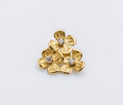 null Pendentif en or jaune 18 carats (750 millièmes) orné de trois fleurs chacune...