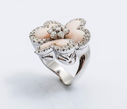 null Bague fleur en or gris 18 carats (750 millièmes) sertie de corail peau d’ange(corallium...