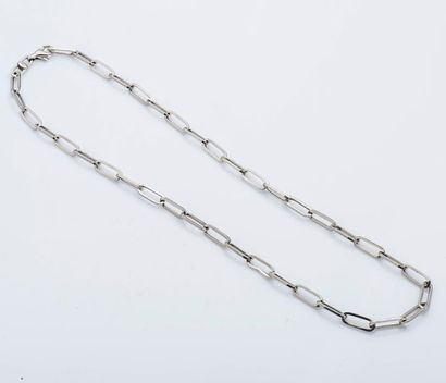 null Chaîne en or gris 18 carats (750 millièmes) à maille ovale.

Longueur : 46,5...