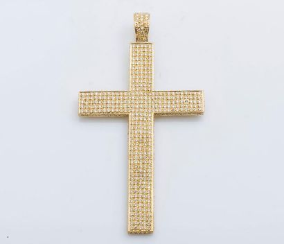 null Important pendentif croix en or jaune 18 carats (750 millièmes) pavé de diamants...