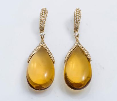 null Paire de pendants d’oreilles en or jaune 18 carats (750 millièmes) sertis d’une...