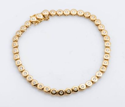 null Bracelet en or jaune 18 carats (750 millièmes) formé d’une ligne de diamants...