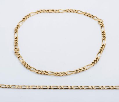 null Lot comprenant :

Un collier en or jaune 18 carats (750 millièmes) formé d’une...