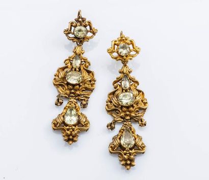 null Paire de pendants d’oreilles en or jaune 14 carats (585 millièmes) à décor de...