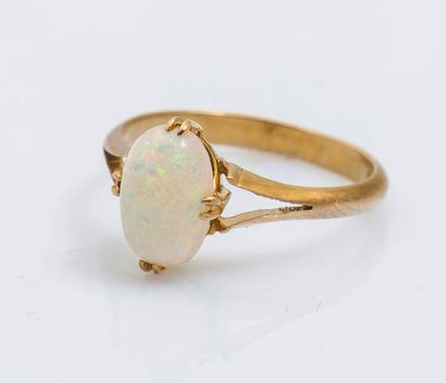 null Bague en or jaune 18 carats (750 millièmes) sertie d’un cabochon d’opale. Vers...