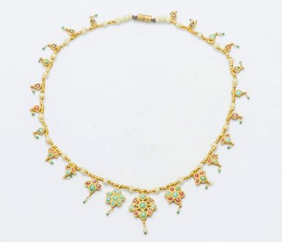 null Collier composé de perles facettées et de pendentifs fleuron polylobés en or...