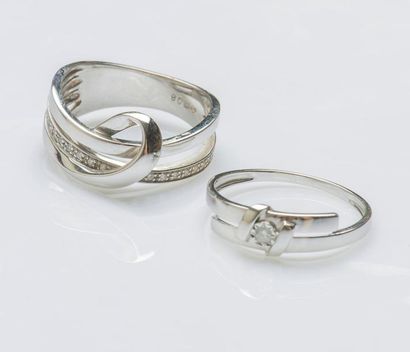 null Bague en or gris 18 carats (750 millièmes) l’anneau entrelacé et serti d’une...